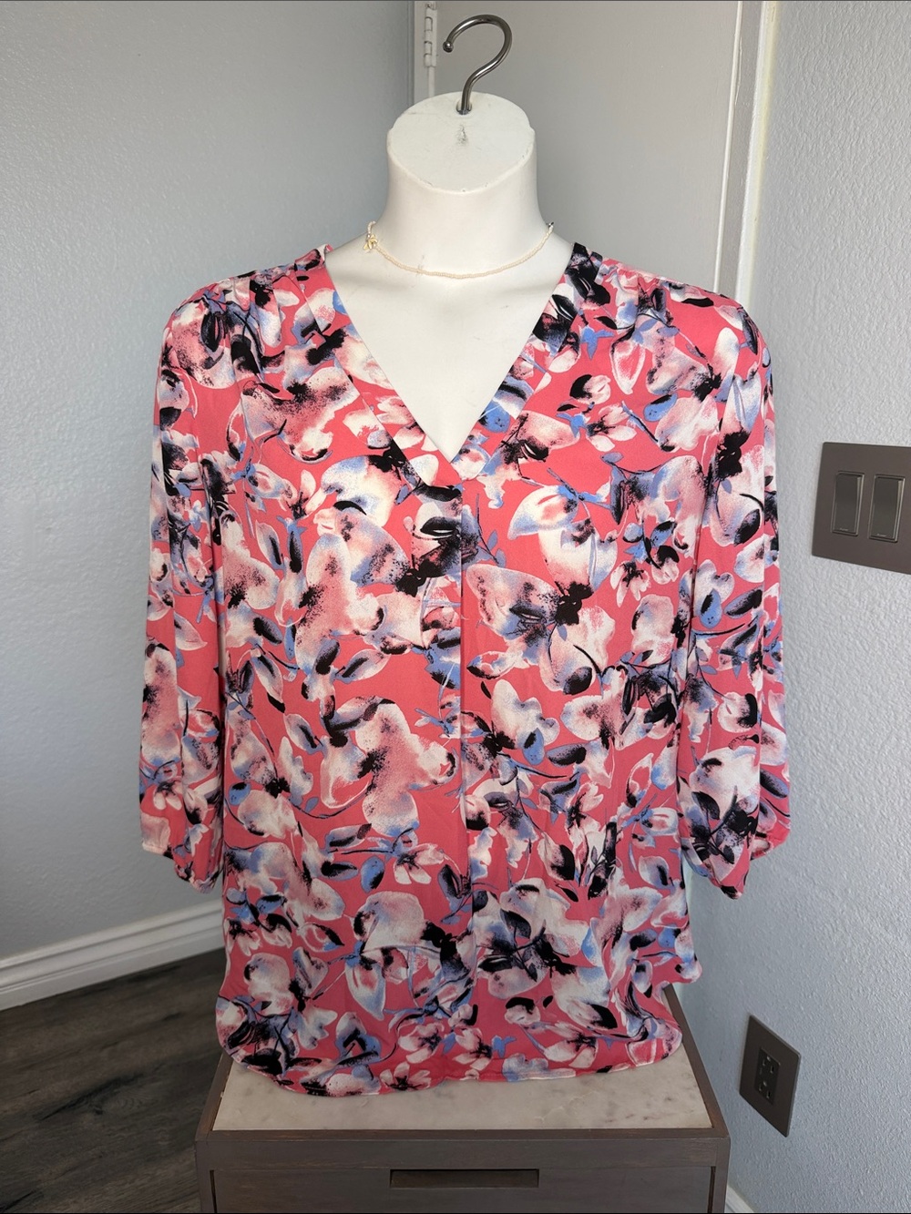 Jones New York Coral Pink Floral V-Neck Blouse